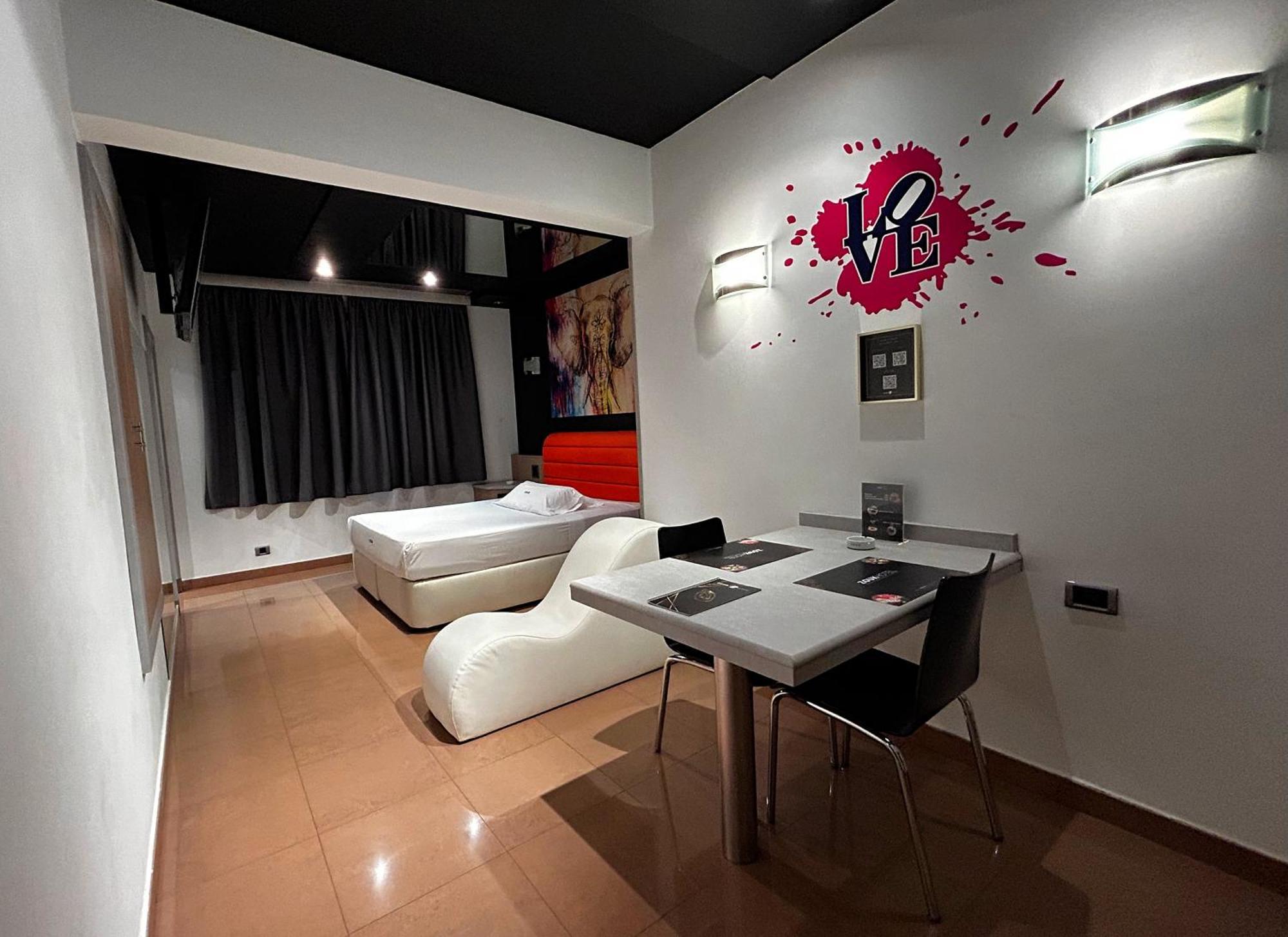 Zouk Hotel (Adults Only) Алькала-де-Енарес Екстер'єр фото
